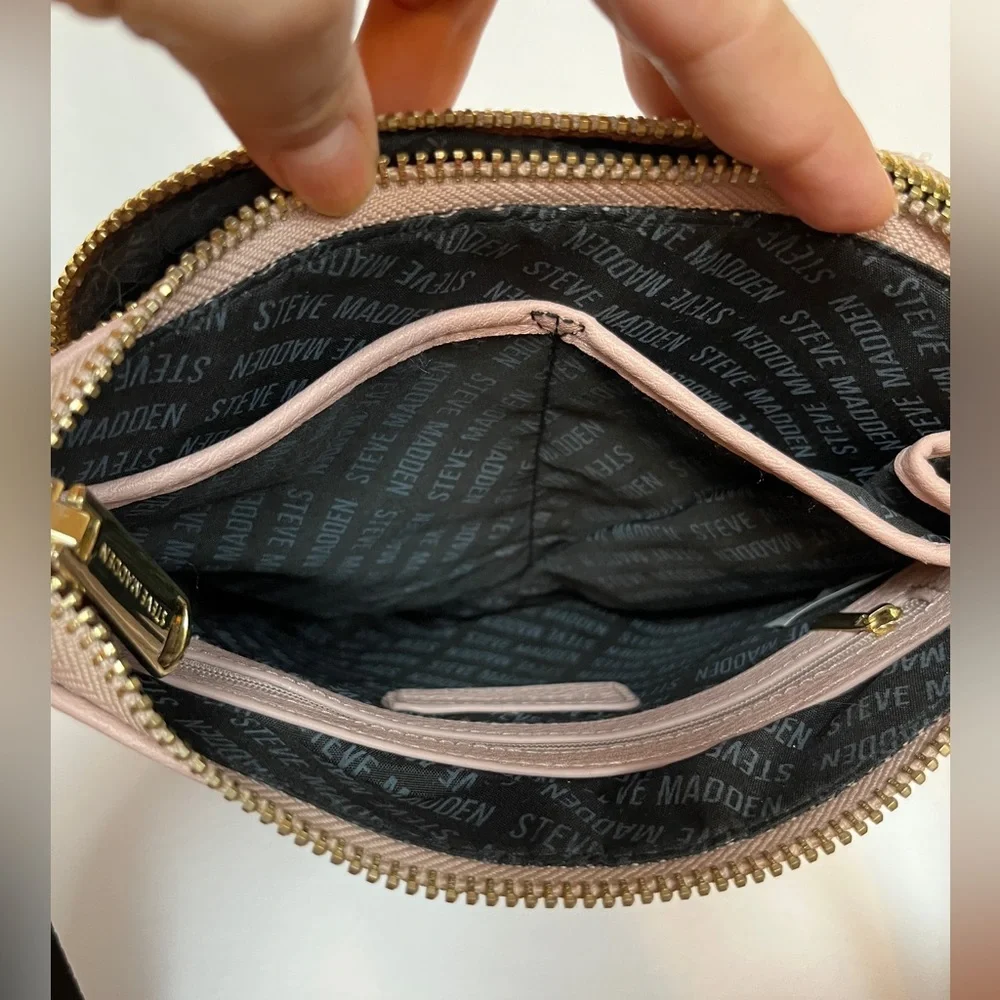 Steve Madden Light Pink Stamped Logo Crossbody. - Picture 4 of 10